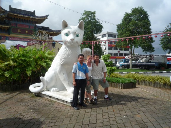 Wilson, Tony og PH ved The cat monument i Kuching, Sarawak