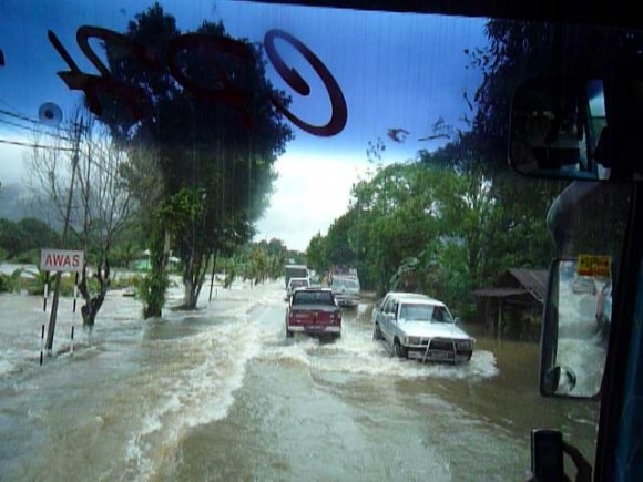 Wilson manøvrerer bussen igennem flooding ved Serian